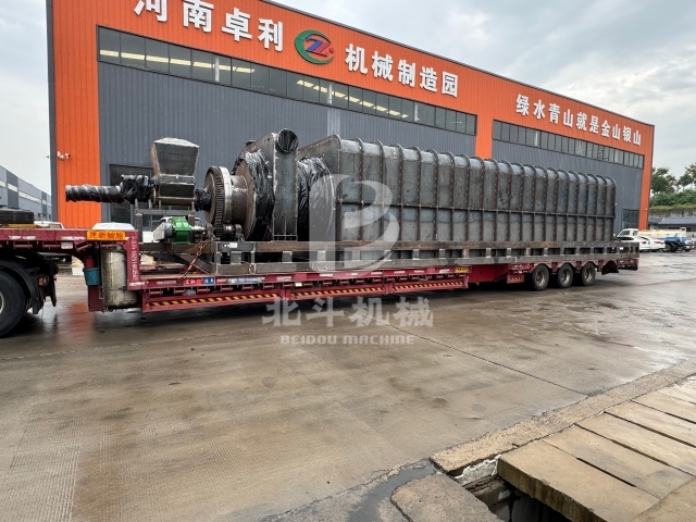 承載信任,即刻啟程!連續(xù)炭化機(jī)裝車(chē)現(xiàn)場(chǎng)